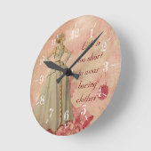 Das Leben ist zu kurz, um langweilige Kleidung zu  Runde Wanduhr (Winkel)