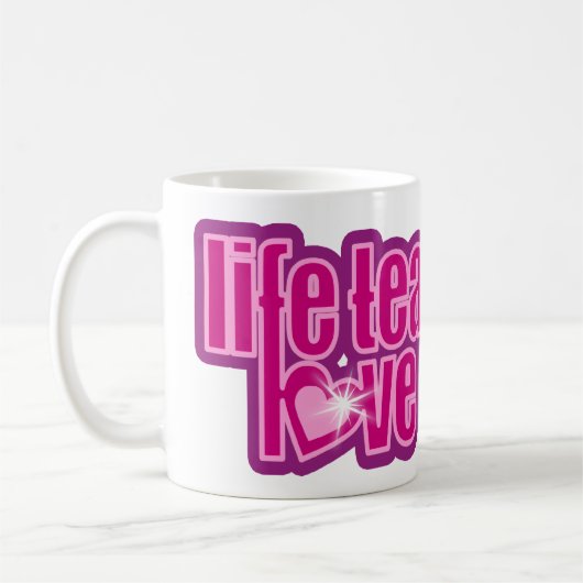 "Das Leben lehrt Liebe enthüllt" rosa lila Slogan- Kaffeetasse (Links)