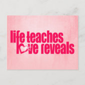 "Das Leben lehrt Liebe enthüllt" rosa Postkarte (Vorderseite)