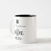 Das Leben passiert Kaffee hilft Monogram Funny Zweifarbige Tasse (Vorderseite Links)