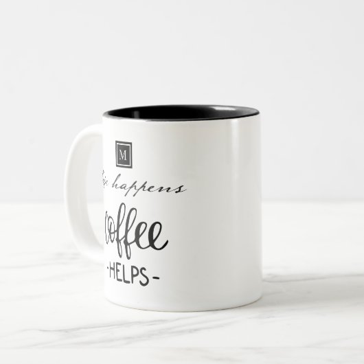 Das Leben passiert Kaffee hilft Monogram Funny Zweifarbige Tasse (Vorderseite Links)