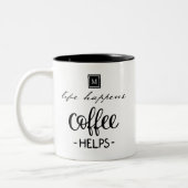 Das Leben passiert Kaffee hilft Monogram Funny Zweifarbige Tasse (Links)