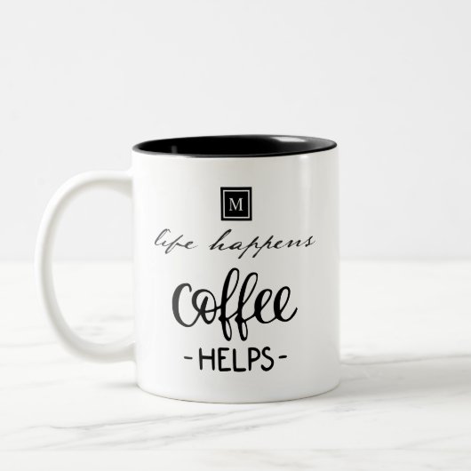 Das Leben passiert Kaffee hilft Monogram Funny Zweifarbige Tasse (Links)