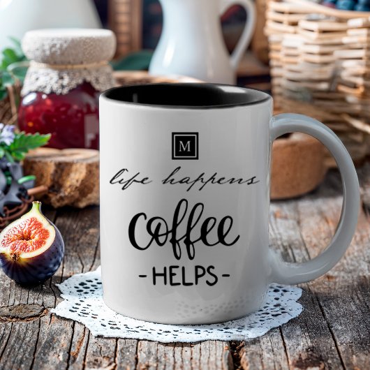 Das Leben passiert Kaffee hilft Monogram Funny Zweifarbige Tasse