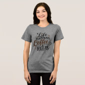 Das Leben passiert Kaffee hilft Tri-Blend Shirt (Vorderseite voll)