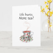 Das Leben tut weh. Mehr Tee? Lustiges Teeslogan Karte (Gelbe Blume)