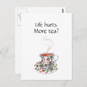 Das Leben tut weh. Mehr Tee? Lustiges Teeslogan Postkarte (Vorne/Hinten)