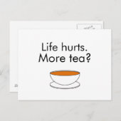Das Leben tut weh. Mehr Tee? Lustiges Teeslogan Postkarte (Vorne/Hinten)