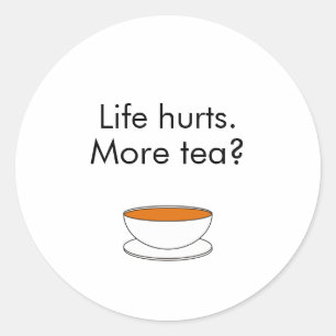Das Leben tut weh. Mehr Tee? Lustiges Teeslogan Runder Aufkleber