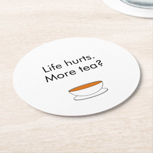 Das Leben tut weh. Mehr Tee? Lustiges Teeslogan Runder Pappuntersetzer (Angewinkelt)