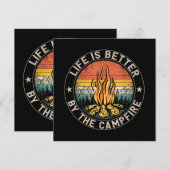 Das Leben wird besser durch das Campfire-Camping Einladung (Vorne/Hinten)