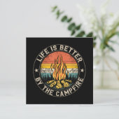 Das Leben wird besser durch das Campfire-Camping Einladung (Stehend Vorderseite)