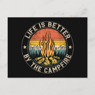 Das Leben wird besser durch das Campfire-Camping Feiertagspostkarte