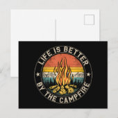 Das Leben wird besser durch das Campfire-Camping Postkarte (Vorne/Hinten)