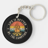 Das Leben wird besser durch das Campfire-Camping Schlüsselanhänger (Rückseite)