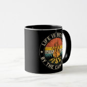 Das Leben wird besser durch das Campfire-Camping Tasse (VorderseiteRechts)