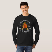 Das Leben wird besser durch den Campfeuer-Camping- T-Shirt (Vorne ganz)