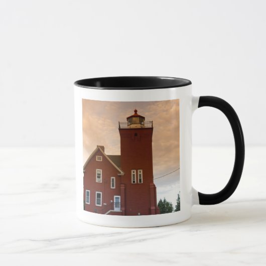 Das Leuchtturm mit zwei Häfen und Blick auf die Bu Tasse (Rechts)