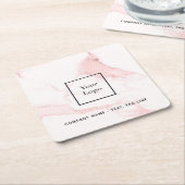 Das Logo aus rosa Marmor ist elegant und modern Rechteckiger Pappuntersetzer (angewinkelt)