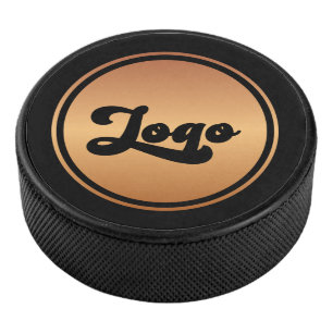 Das Logo "Black" mit dem Logo "Custom Gold Round B Eishockey Puck