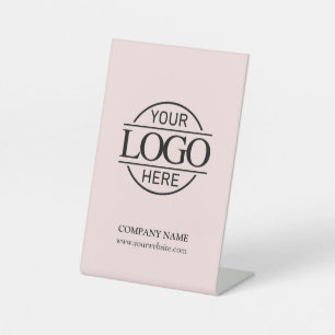 Das Logo des Unternehmens ist einfach in Rosa gest Sockelschild