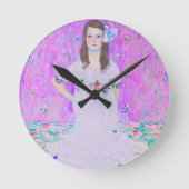 Das Mäda Primavesi-Gemälde von Gustav Klimt Runde Wanduhr (Vorderseite)