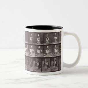 Das Mädchen, das einen Eimer Wasser wirft, Zweifarbige Tasse
