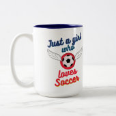 Das Mädchen, das Fußball Lieben Zweifarbige Tasse (Links)
