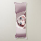 „Das Mädchen im Zaubermantel“ Seitenschläferkissen (Vorderseite Vertikal)