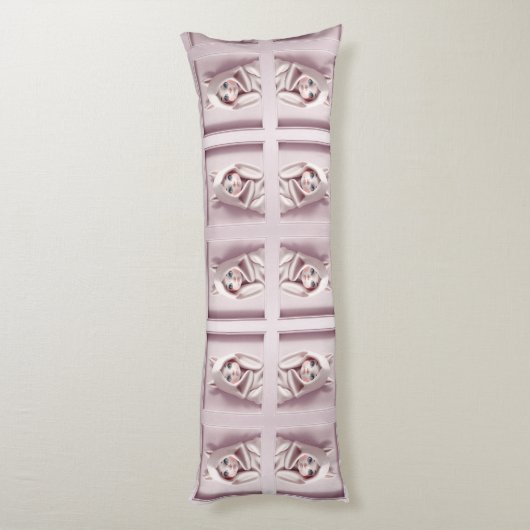 „Das Mädchen im Zaubermantel“ Seitenschläferkissen (Rückseite (Vertikal))