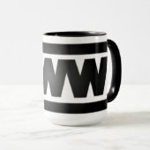 Das Mädchen schreibt, welches Logo Tasse (VorderseiteRechts)