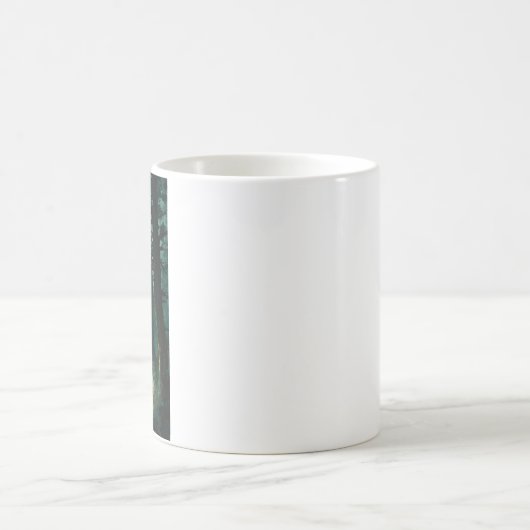 Das Mädchen wandert im Hexenwald herum Kaffeetasse (Mittel)