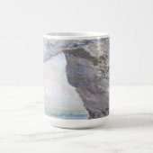 Das Manneporte bei Étretat von Claude Monet Kaffeetasse (Mittel)