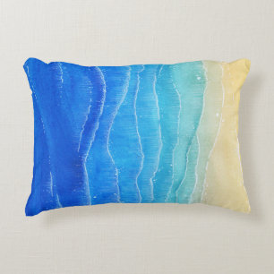 Das Meer und der Strand sind in Aquarellen gehalte Dekokissen