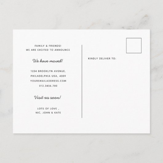 Das Minimalistische moderne Gästezimmer wurde neu Ankündigungspostkarte (Rückseite)