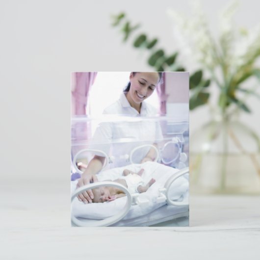 DAS MODELL WURDE FREIGEGEBEN. Krankenschwester und Postkarte (Stehend Vorderseite)