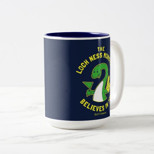 Das Monster von Loch Ness glaubt an dich Zweifarbige Tasse (VorderseiteRechts)