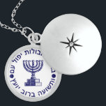 Das Mossad-Siegel Medaillon<br><div class="desc">Die hebräische Inschrift stammt aus Mishle (Sprichwörter 11:14) - "Ohne Strategie fallen die Menschen, aber mit vielen Beratern gibt es Sieg." Das heißt, ein Stratege kann Fehler machen, aber viele können den Fehler sehen und korrigieren."Jewish Expressions" bietet Ihnen ein Shopping-Erlebnis, das Sie sonst nirgendwo finden werden. Willkommen in unserem Geschäft....</div>