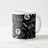 Das Muster der Goonies-Symbole Jumbo-Tasse (Vorderseite Rechts)