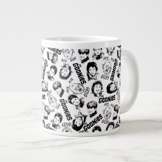 Das Muster der Goonies-Zeichen Jumbo-Tasse (Vorderseite Rechts)