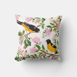 Das Muster zeigt Vögel und Blumen. Es ist erscha Kissen