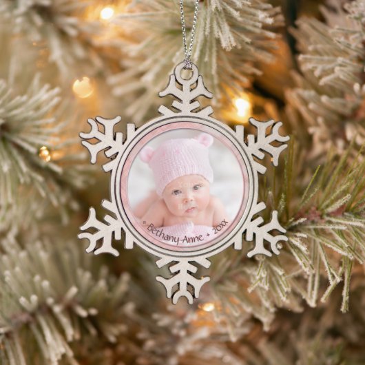Das neugeborene Baby Girl-Gedenkgeplänkel Keepake Schneeflocken Zinn-Ornament (Baum)