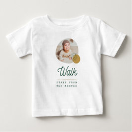 Das niedliche kleine Baby im Shirt