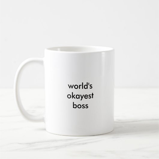Das Okayest der Welt Chef-Tasse (Klein Gedrucktes) Kaffeetasse (Links)