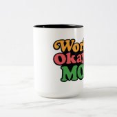 Das Okayest der Welt Mama-Tasse Zweifarbige Tasse (Mittel)