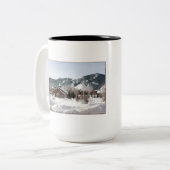 Das Opernhaus mit Schnee-Skulpturen Zweifarbige Tasse (Vorderseite Links)