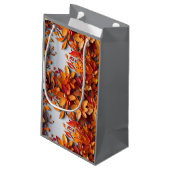 Das orange Blumenmuster-Design Kleine Geschenktüte (Rückseite Schrägansicht)