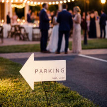 Das Parken dieses Arrow-Schildes in Schwarz und We