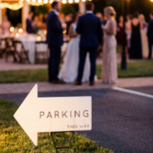 Das Parken dieses Arrow-Schildes in Schwarz und We
