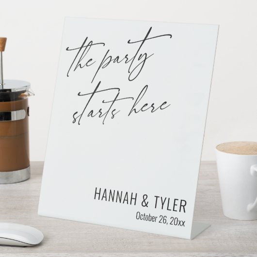 Das Party beginnt hier ganz in schlichter Eleganz. Sockelschild (In Situ)